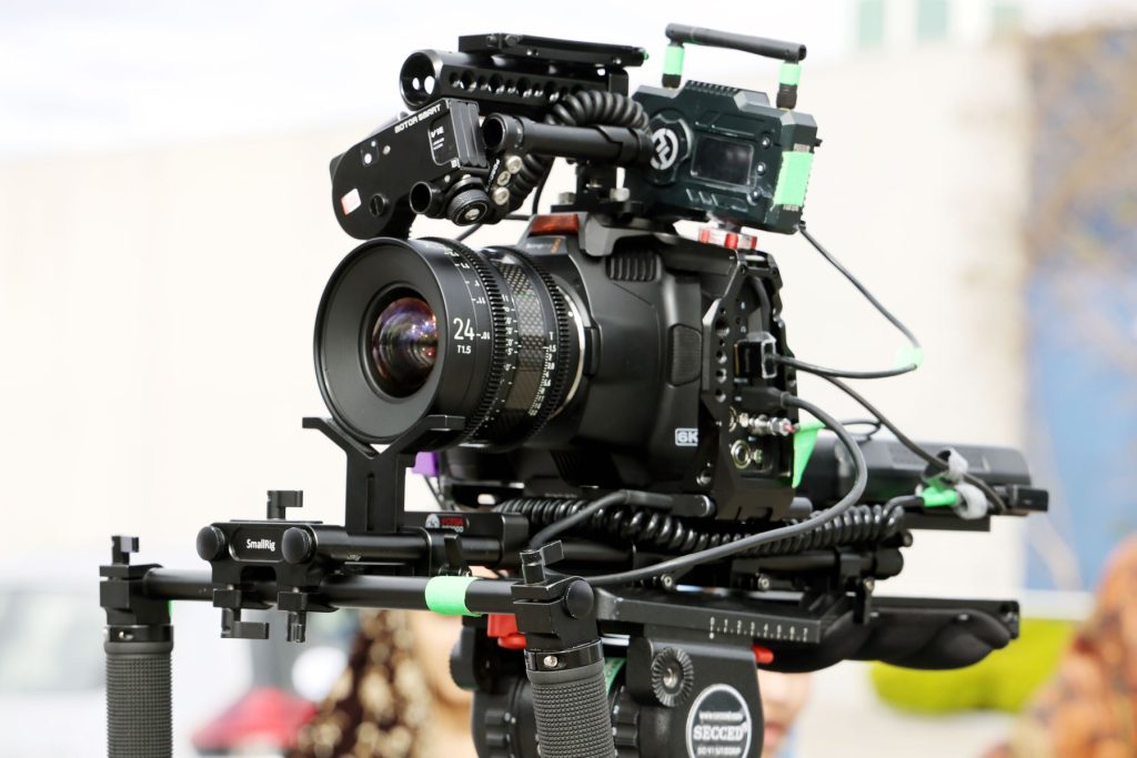 Professionelle Filmkamera mit Objektiv auf einem Rig