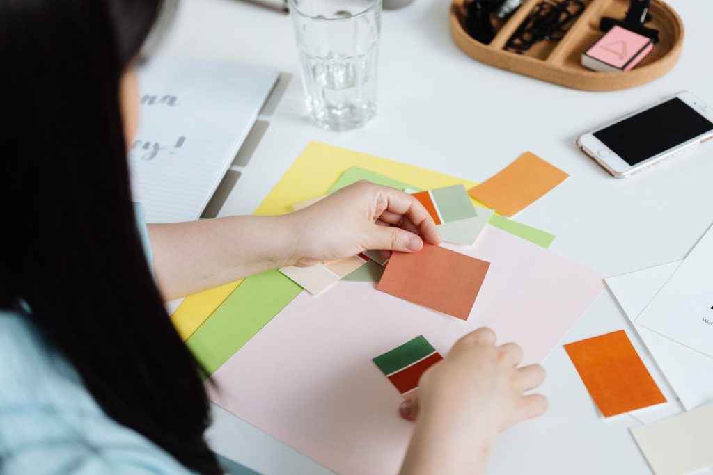 Designerin wählt Farbmuster auf dem Arbeitstisch