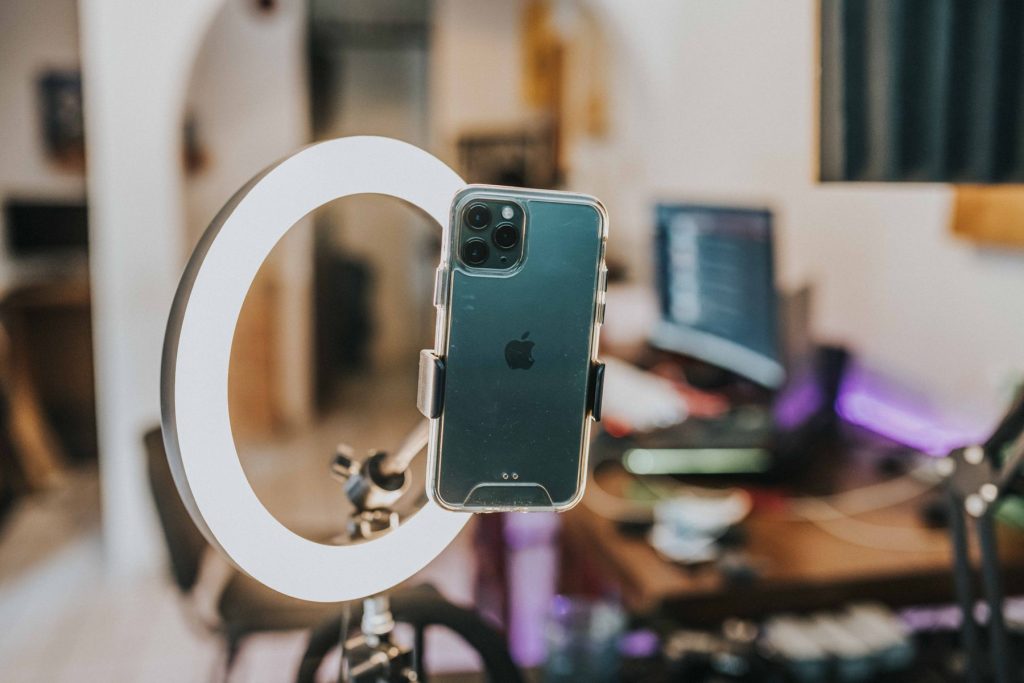 Smartphone in einem Ringlicht für Social-Media-Aufnahmen